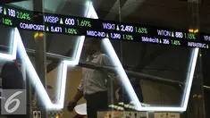 Pengunjung melintas di depan layar indeks harga saham gabungan di Bursa Efek Indonesia, Jakarta, Kamis (10/11). IHSG pada perdagangan Kamis, 10 November 2016, dibuka di teritori positif di level 5.444,04. (Liputan6.com/Angga Yuniar)