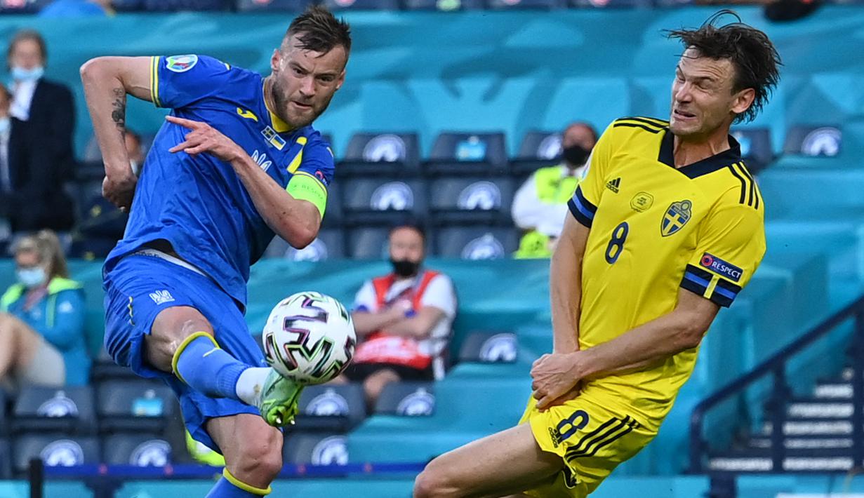 Andriy Yarmolenko. Pemain sayap berusia 32 tahun yang kini memasuki musim ke-4 bersama West Ham United ini telah mencetak 44 gol dari total 106 laga bersama Timnas Ukraina. Dengan selisih 4 gol saja, ia berpeluang melampaui rekor top skor yang dipegang Andriy Shevchenko. (AFP/Pool/Paul Ellis)