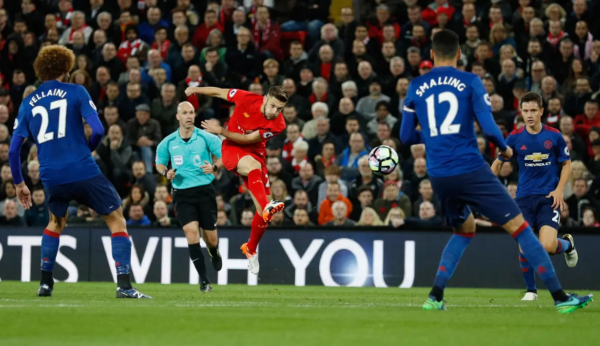 Gelandang Liverpool, Adam Lallana melakukan tendangan keras ke gawang De Gea pada pertandingan Liverpool melawan MU di stadion Anfield, Liverpool, Inggris (17/17). Liverpool harus puas bermain imbang tanpa gol di kandang sendiri. (Reuters/Phil Noble)