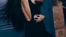 Tak kalah menawan, Han So Hee juga melakukan photoshoot untuk brand Boucheron. Han So Hee mengenakan sebuah dress backless berwarna hitam. [Foto: Instagram/xeesoxee]