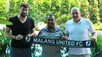 Zoran Supic (kiri), pelatih fisik baru Malang United bersama Djoko Purwoko dan Zoran Maric. (Bola.com/Iwan Setiawan)