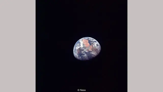 gambar Bumi di ambil oleh Amrstrong, dkk. (NASA)