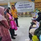 Menteri Sosial (Mensos) Tri Rismaharini mengunjungi pasien yang mendapatkan bantuan Bakti Sosial Operasi Katarak dari YPP, SCTV-Indosiar, Perdami dan Kemensos (Liputan6.com / Nefri Inge)