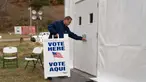 Perlengkapan pemilu dimasukkan ke dalam tenda pemungutan suara yang didirikan sehari sebelum pemilihan presiden AS, pada 4 November 2024 di Burnsville, North Carolina. (Allison Joyce/AFP)