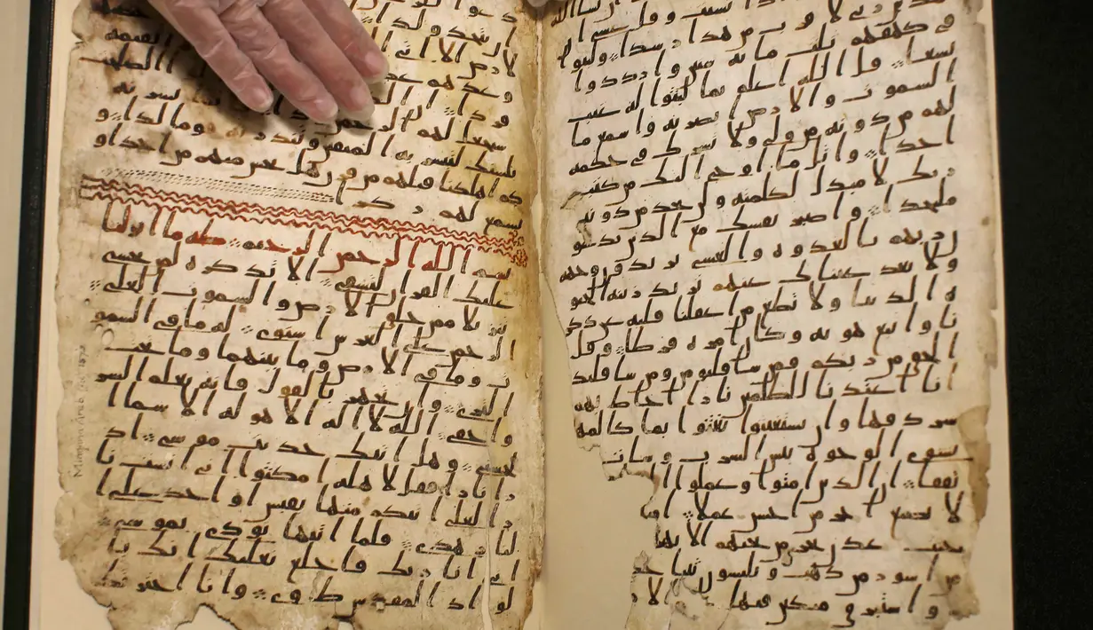 Manuskrip yang diyakini berasal dari naskah Al-Quran tertua di dunia ditemukan di Universitas Birmingham, Inggris, Rabu (22/7/2015). Penanggalan radiokarbon menunjukkan manuskrip itu berusia setidaknya 1.370 tahun. (REUTERS/Peter Nicholls)