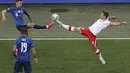 Gelandang Slovakia, Lukas Haraslin berebut bola dengan gelandang Polandia, Karol Linetty pada pertandingan grup E Euro 2020 di stadion Saint Petersburg, Rusia (14/6/2021).  Kemenangan ini, membuat Slovakia memimpin klasemen Grup E Euro 2020. (Anton Vaganov/Pool via AP)