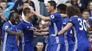 Para pemain Chelsea merayakan gol yang dicetak Victor Moses ke gawang Leicester pada laga Premier League di Stadion Stamford Bridge, London, Sabtu (15/10/2016). Chelsea menang 3-0 atas Leicester. (Reuters/Peter Nicholls)