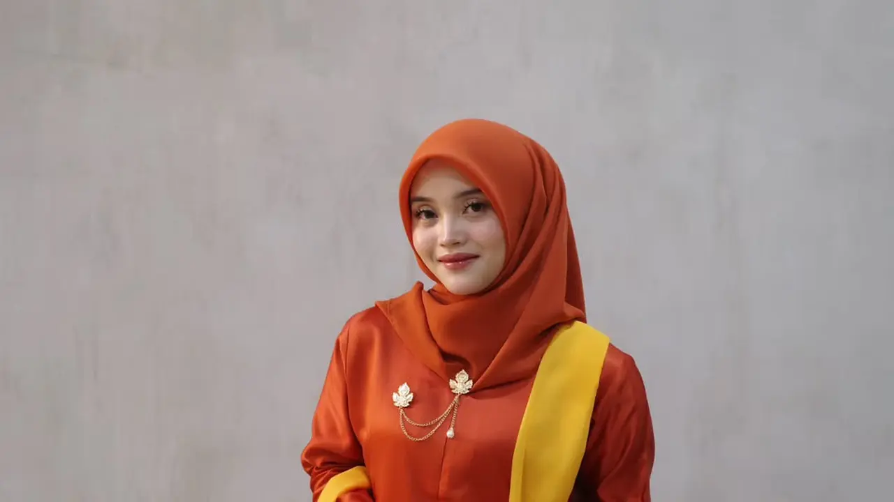 Anggun Berseri, Pesona Putri Delina Jadi Bridesmaid dalam Kebaya Kurung Serba Oranye