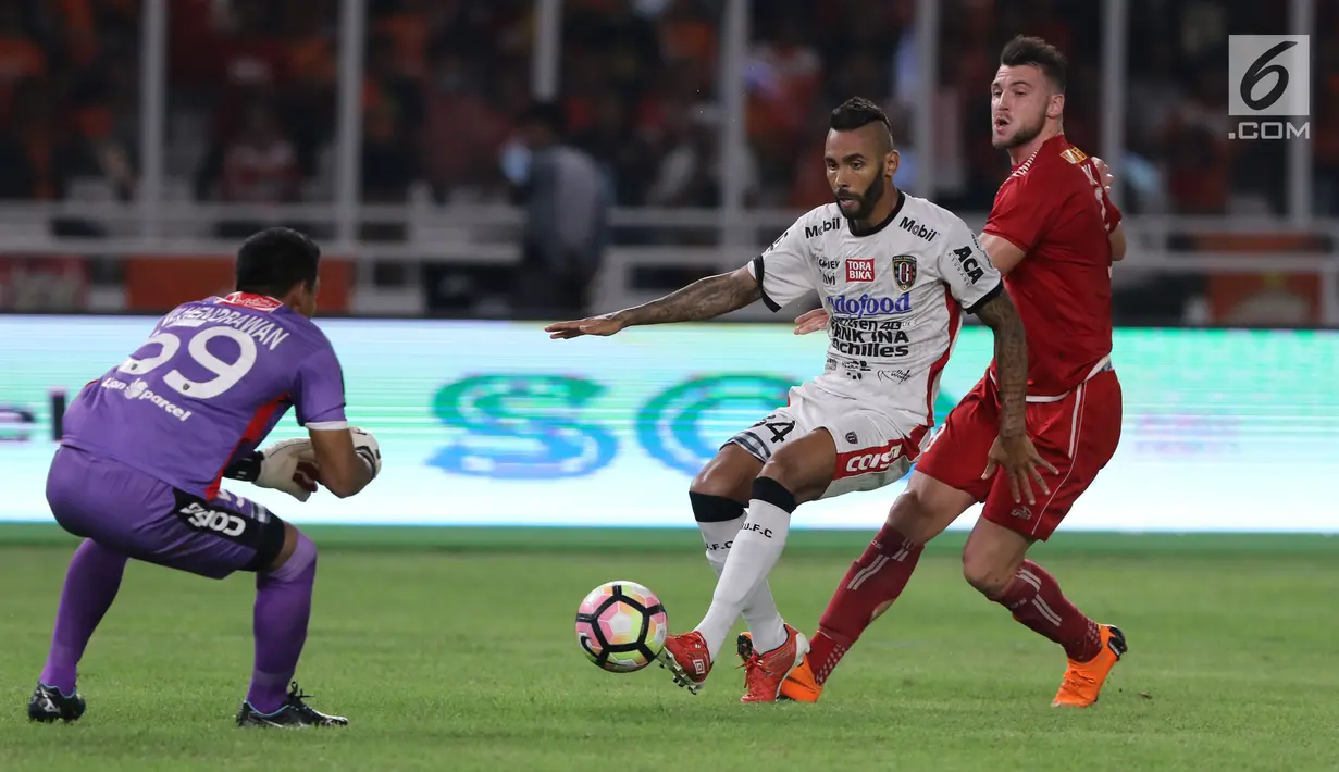 Pemain Bali United membawa bola yang dibayang-bayangi striker Persija Jakarta, Marko Simic pada final Piala Presiden di Stadion Utama GBK, Senayan, Jakarta, Sabtu (17/2). Persija Jakarta sementara unggul 2-0 atas Bali United. (Liputan6.com/Arya Manggala)