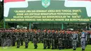 Ratusan personil mengikuti apel gabungan di Makodam Jaya, Jakarta, Rabu (17/2/2016). Apel bentuk kesiapan pengamanan KTT OKI, Maret mendatang. (Liputan6.com/Helmi Fithriansyah)