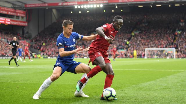 Winger Liverpool, Sadio Mane (kanan), mendapat kawalan ketat dari bek Chelsea, Cesar Azpilicueta dalam pertandingan Liga Inggris di Anfield
