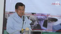 Wakil Presiden RI, Jusuf Kalla memberi sambutan usai menyaksikan penandatanganan kesepakatan antara PMI dan BPOM di Jakarta, Senin (20/11). Kepala BPOM juga menyerahkan sertifikat cara pembuatan obat yang baik kepada PMI. (Liputan6.com/Helmi Fithriansyah)