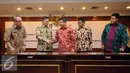 MenPAN RB, Yuddy Chrisnandi (tengah) bersama Mendagri Thahjo Kumolo (kedua kanan), Ketua Bawaslu Muhammad (kanan) usai penandatangan nota kesepahaman netralitas aparatur sipil negara di Jakarta, Jumat (2/10/2015). (Liputan6.com/Helmi Fithriansyah)