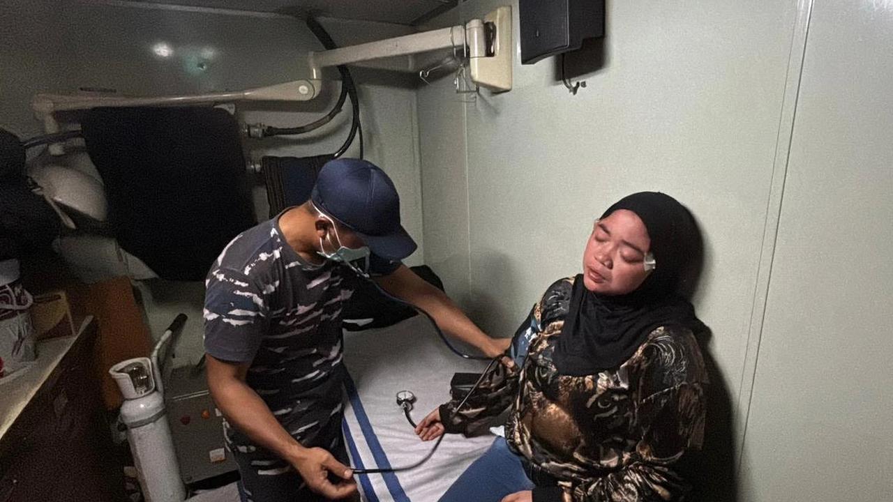 FOTO: KRI Hiu-634 Evakuasi Lima Penumpang KM Jolor yang Mati Mesin di Perairan Makassar