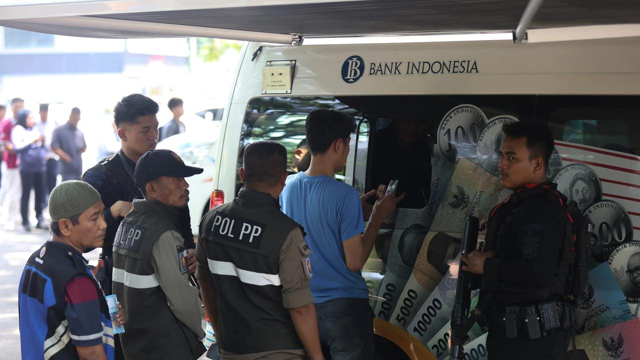 FOTO: Antrean Warga Tukar Uang Baru di Kas Keliling Bank Indonesia