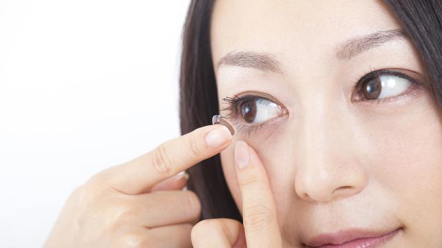 perempuan menggunakan softlens