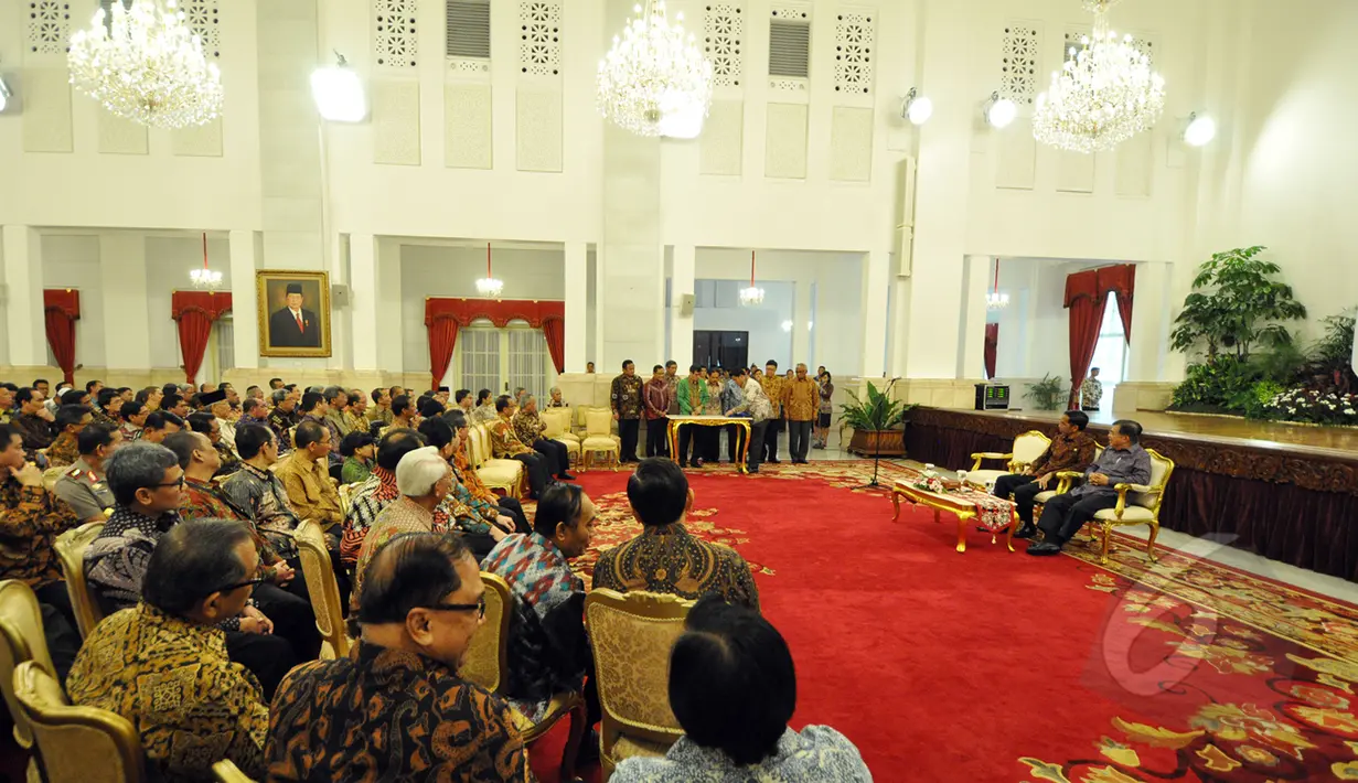 Presiden Joko Widodo menyaksikan penandatanganan nota kesepahaman (MoU) tentang Gerakan Nasional Penyelamatan SDA di Istana Kepresidenan, Jakarta, Kamis (19/3/2015). 29 Kementerian serta 12 pemprov menandatangani MoU tersebut. (Liputan6.com/Faizal Fanani)