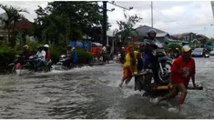 Badan Nasional Penanggulangan Bencana (BNPB) memprediksi Jakarta akan banjir pada awal 2016. Banjir ini berdampak pada 37 kecamatan dan 125 kelurahan di Jakarta. Hal ini harus menjadi perhatian pemprov DKI Jakarta mengingat bencana ini sudah setiap tahun 