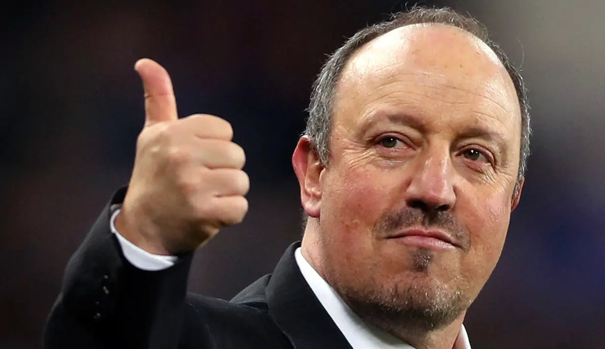 Pelatih Rafael Benitez merayakan keberhasilan klubnya, Newcastle United promosi ke liga Primer inggris, usai mengalahkan Preston North End dalam Sky Bet Championship di Newcastle, (25/4). Newcastle mengalahkan Preston 4-1. (Owen Humphreys/PA Wire)