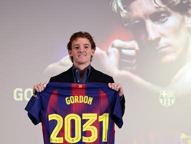 Klub juara Liga Spanyol 2025/2026 Barcelona resmi mengontrak penyerang sayap asal Inggris Anthony Gordon dari Newcastle United, Sabtu (30/5) pagi WIB. (AFP/Josep Lago)