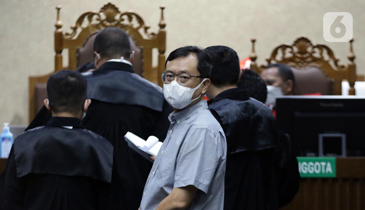 Terdakwa dugaan korupsi PT Asabri, Benny Tjokrosaputro (tengah) saat mengikuti sidang lanjutan di Pengadilan Negeri Jakarta Pusat, Selasa (11/1/2022). Benny Tjokrosaputro merupakan terdakwa dugaan korupsi PT Asabri dengan kerugian negara sebesar Rp 22,788 triliun. (Liputan6.com/Helmi Fithriansyah)