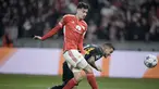 Penyerang Real Madrid Joselu mencetak gol kedua timnya melewati bek Union Berlin Diogo Leite pada matchday 6 Grup C Liga Champions 2023/2023 di Olympiastadion, Rabu (13/12/2023) WIB. (AP Photo/Markus Schreiber)