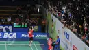 Ganda putra Indonesia, Hendra/Ahsan bergemberia dengan para suporter usai bertanding di BCA Indonesia Open Superseries Premier 2015 di Istora Senayan, Jakarta, Rabu (3/6/2015). Hendra/Ahsan menang 21-13 21-13. (Liputan6.com/Herman Zakharia)