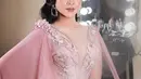 Makeup bold bernuansa nude untuk ke pesta ala Bella Bonita. Outfit berwarna merah muda terlihat serasi dengan makeup boldnya yang dipoles dengan warna senada. Foto: Instagram.