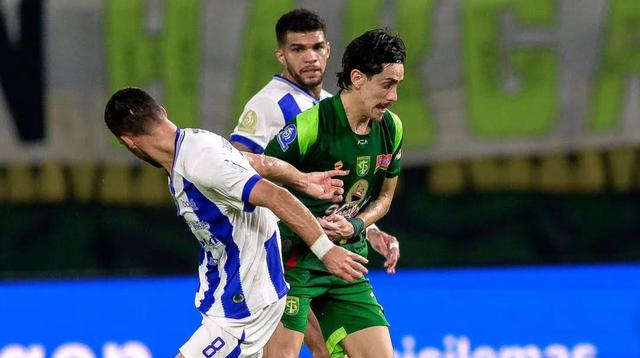 Gelandang Persebaya Surabaya, Francisco Rivera melewati penjagaan gelandang Persib Bandung, Luciano Guaycochea dalam laga pekan ke-24 BRI Super League 2025/2026 di Stadion Gelora Bung Tomo, Surabaya, Senin (2/3/2026). (Dok. Persebaya)