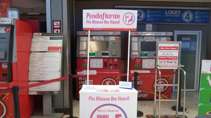 Tempat pendaftaran untuk mendapatkan pin khusus ibu hamil di Stasiun Sudriman Jakarta. (Foto: Benedikta Desideria/Liputan6.com)
