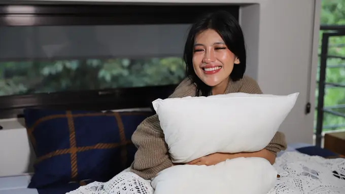 wanita desember tersenyum tampak bahagia