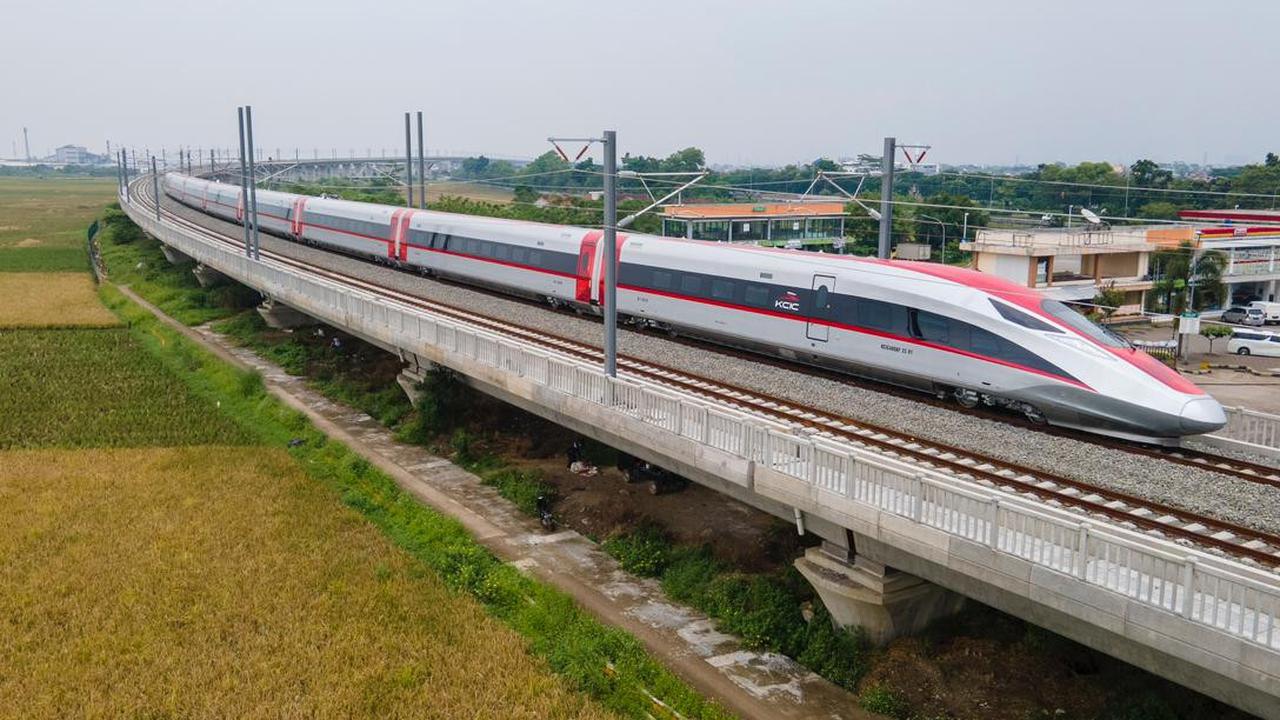 Diketahui, kereta cepat pertama di Asia Tenggara dengan kecepatan hingga 350 km jam ini sudah melayani 123 ribu penumpang pada periode 17 hingga 23 Desember 2023.