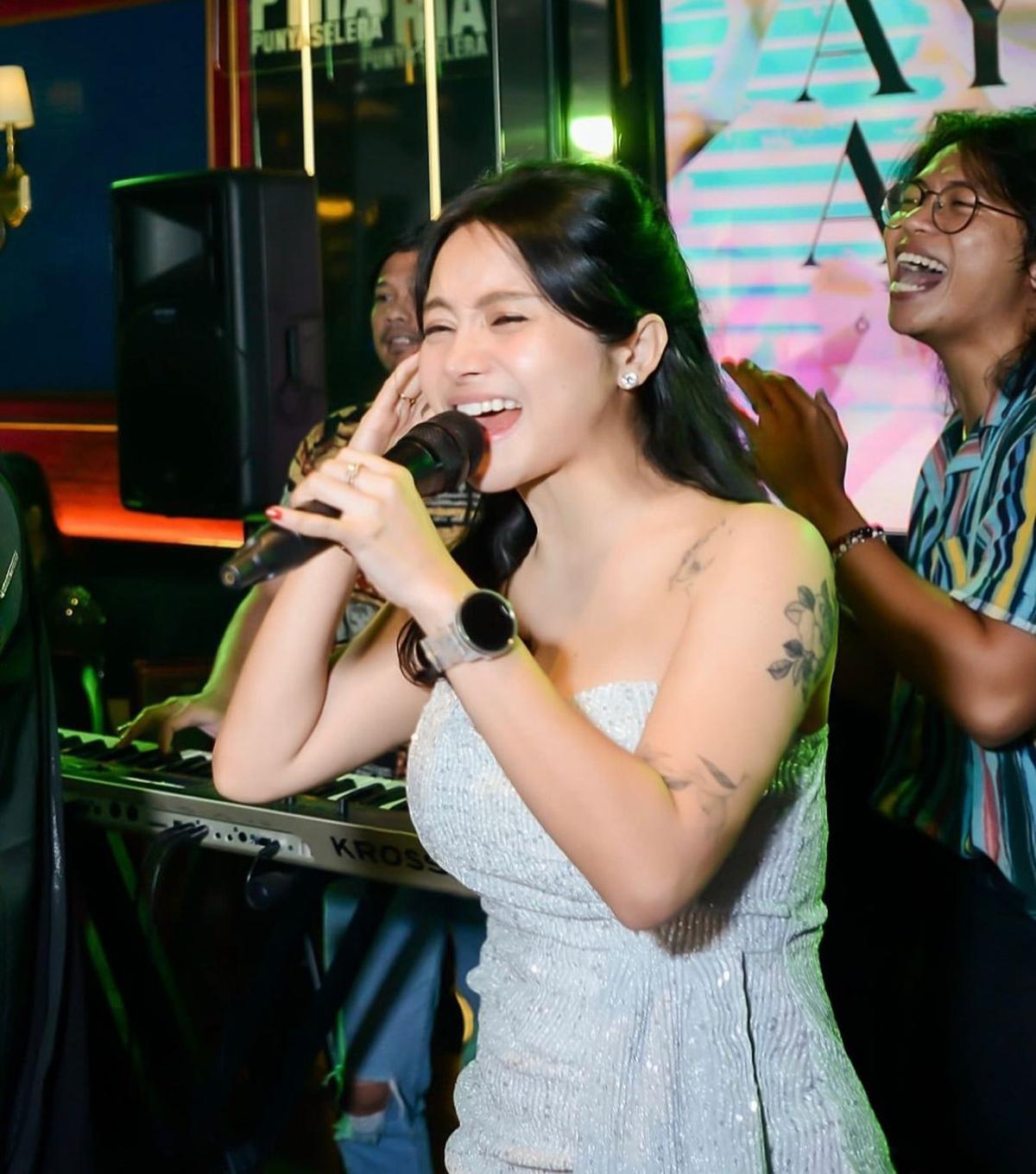 7 Potret Mawar AFI Tampil Memesona di Atas Panggung, Auranya Disebut Awet Muda