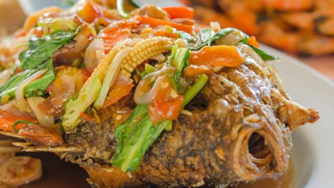 Resep Ikan Mujair Goreng Saus Siram Asam Pedas - Lifestyle Fimela.com