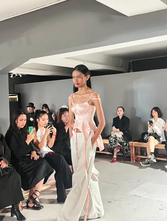 Tak melulu bermain dengan palet warna gelap, Sean Sheila juga menghadirkan palet warna muda seperti  blush, dan stark white dengan permainan siluet busana yang unik. / Foto: Fimela.com.