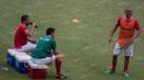Para pemain Calcio Legend beristirahat usai menjajal lapangan di SUGBK, Jakarta. Latihan yang digelar Calcio Legend selama kurang lebih satu jam berlangsung santai. (Bola.com/Vitalis Yogi Trisna)