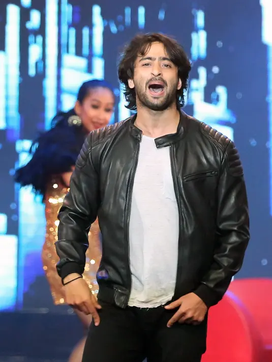 Sejak kemunculannya pada acara itu, tak henti-hentinya teriakan dari para penggemarnya yang menyebut-nyebut aktor 33 tahun tersebut. Apalagi, ia menunjukkan kemampuan akting, nyanyi hingga menarinya di atas panggung. (Bambang E. Ros/Bintang.com)