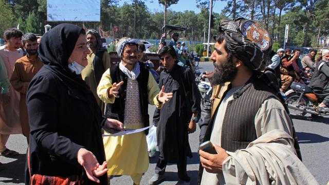 <span>Sejumlah wanita yang berunjuk rasa terlibat adu mulut dengan anggota Taliban di Herat, Afghanistan, Kamis (2/9/2021). Dalam aksi protes yang jarang terjadi ini mereka mengaku siap menerima aturan burqa asal putri mereka tetap bisa bersekolah. (AFP Photo)</span>