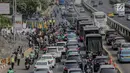 Sejumlah kendaraan terjebak kemacetan di sekitar Gedung DPR/MPR RI, Jakarat, Selasa (24/9/2019). Kemacetan tersebut diakibatkan aksi demo yang dilakukan mahasiswa dengan buruh tani. (liputan6.com/Faizal Fanani)