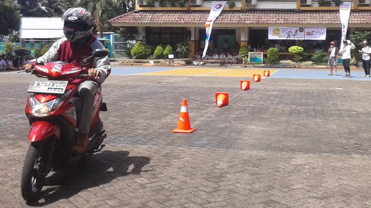 Siswa SMA Bekasi Dapat Materi Safety Riding 