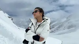 Tampil dengan busana tebal bernuansa putih, Zize terlihat tengah berada di kawasan Jungfraujoch. Salah satu destinasi wisata yang banyak dikunjungi selebriti Indonesia ketika mengunjungi Swiss. Dalam momen tersebut, istri dari Pratama Arhan ini terlihat menawan. (Liputan6.com/IG/@azizahsalsha_)