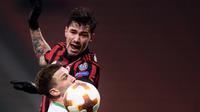 Bek AC Milan Alessio Romagnoli dan gelandang Ludogorets Razgrad, Gustavo Campanharo berebut bola pada leg kedua babak 32 besar Liga Europa, di San Siro, Milan, Kamis (22/2). Milan menang tipis 1-0 sehingga lolos ke babak 16 besar. (MARCO BERTORELLO/AFP)