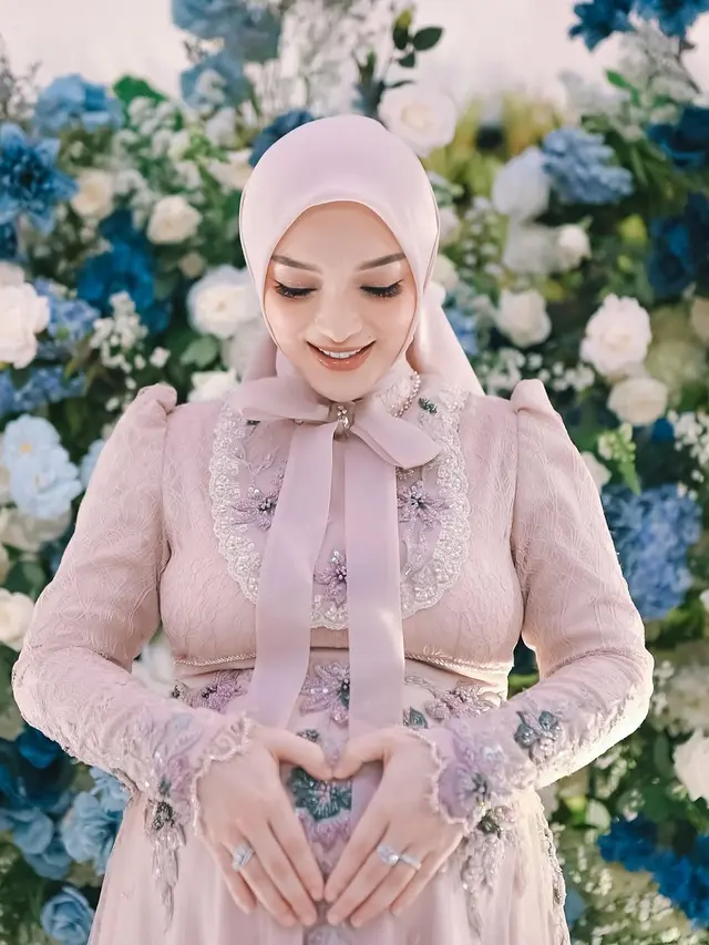 Berbalut Gamis Pink Berpita, 5 Potret Cantik Zaskia Gotik Gelar Tasyakuran 7 Bulan Kehamilan Anak Ketiga (credit: instagram/zaskia_gotix).