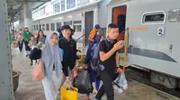 Penumpang kereta api di Stasiun Besar Medan