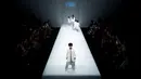 Sejumlah model cilik berjalan di atas catwalk mengenakan koleksi busana orang tua dan anak YIAN karya Lu Enhua selama China Fashion Week di Beijing, Sabtu 1 April 2017. (AP Photo / Mark Schiefelbein)