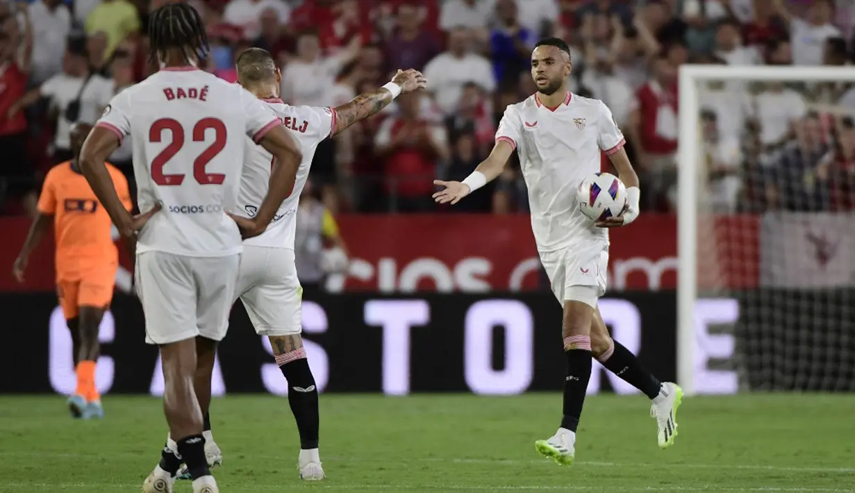 Tak ingin kalah, Sevilla langsung tancap gas menyerang. Hasilnya, Youssef En-Nesyri sukses mencetak gol di menit ke-69 dengan sebuah percobaan dari bagian tengah kotak 16 ke bagian tengah atas gawang usai menerima assist Suso dengan umpan silang. Skor jadi imbang 1-1. (CRISTINA QUICLER/AFP)