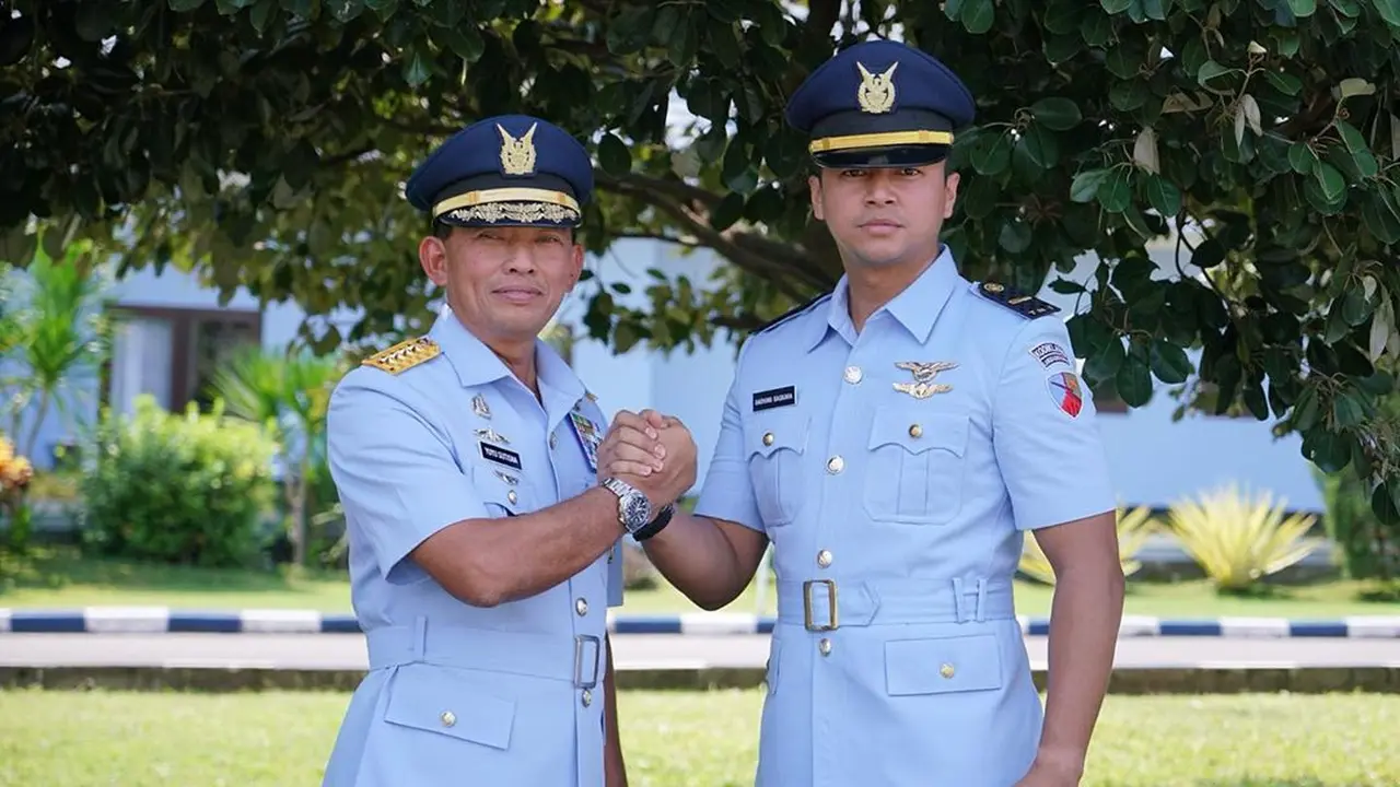Gaya Deva Mahenra Saat Berperan Jadi Prajuit TNI AU, Tampil Gagah