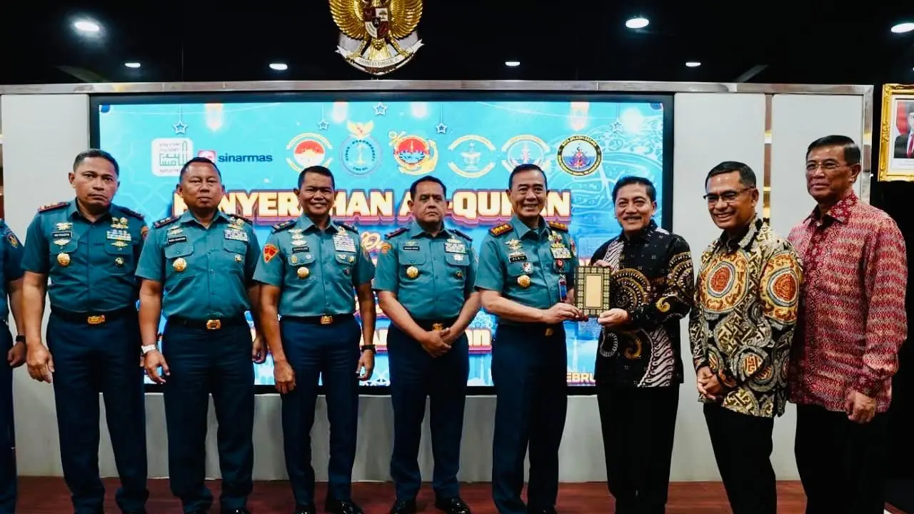 Penyerahan Simbolis Alquran oleh Dewan Pembina YMSM, Marsetio (ketiga dari kanan) kepada Panglima Komando Armada Republik Indonesia (Pangkoarmada RI), Laksamana Madya TNI Denih Hendrata. (Dok Sinar Mas)