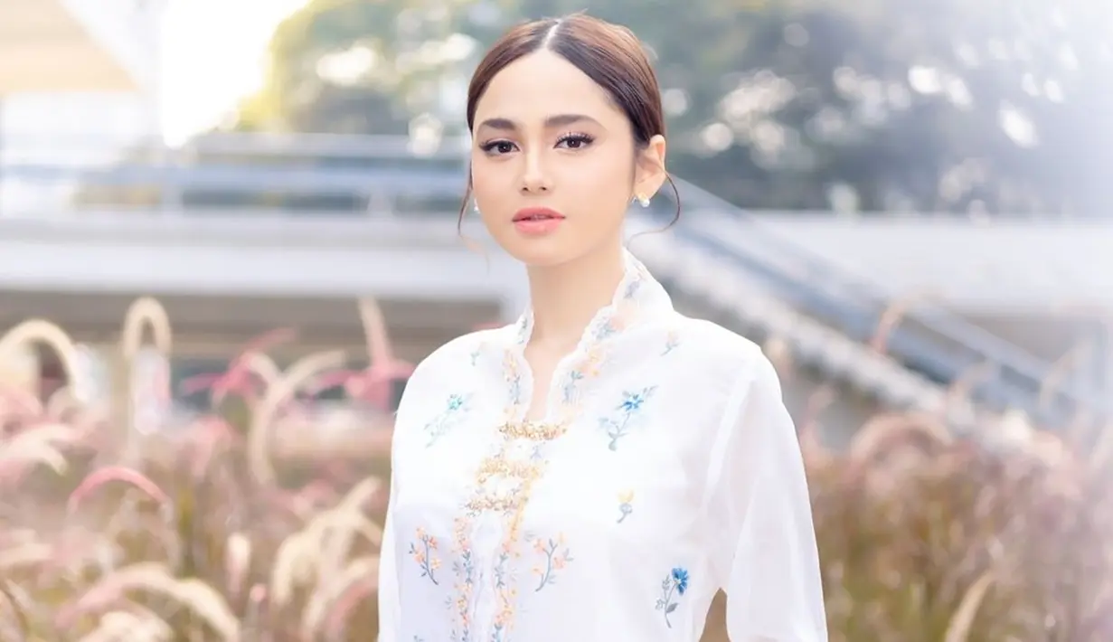 <p>Syifa hadir di perayaan Hari Kebaya Nasional dengan penampilan yang menawan. Mantan kekasih Rizky Nazar ini tampil anggun dalam balutan kebaya warna putih lengan panjang, dengan motif bunga. Riasan flawless juga menyempurnakan parasnya yang ayu. (Liputan6.com/IG/@syifahadju)</p>