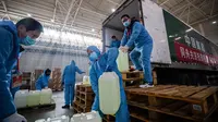 Anggota staf dan sukarelawan mengenakan masker menyiapkan pasokan medis di convention hall yang telah diubah menjadi rumah sakit darurat di Wuhan, Hubei, China (4/2/2020). Pihak berwenang menyediakan fasilitas, tempat tidur, dan perawatan medis untuk pasien terinfeksi virus corona. (AFP/STR)